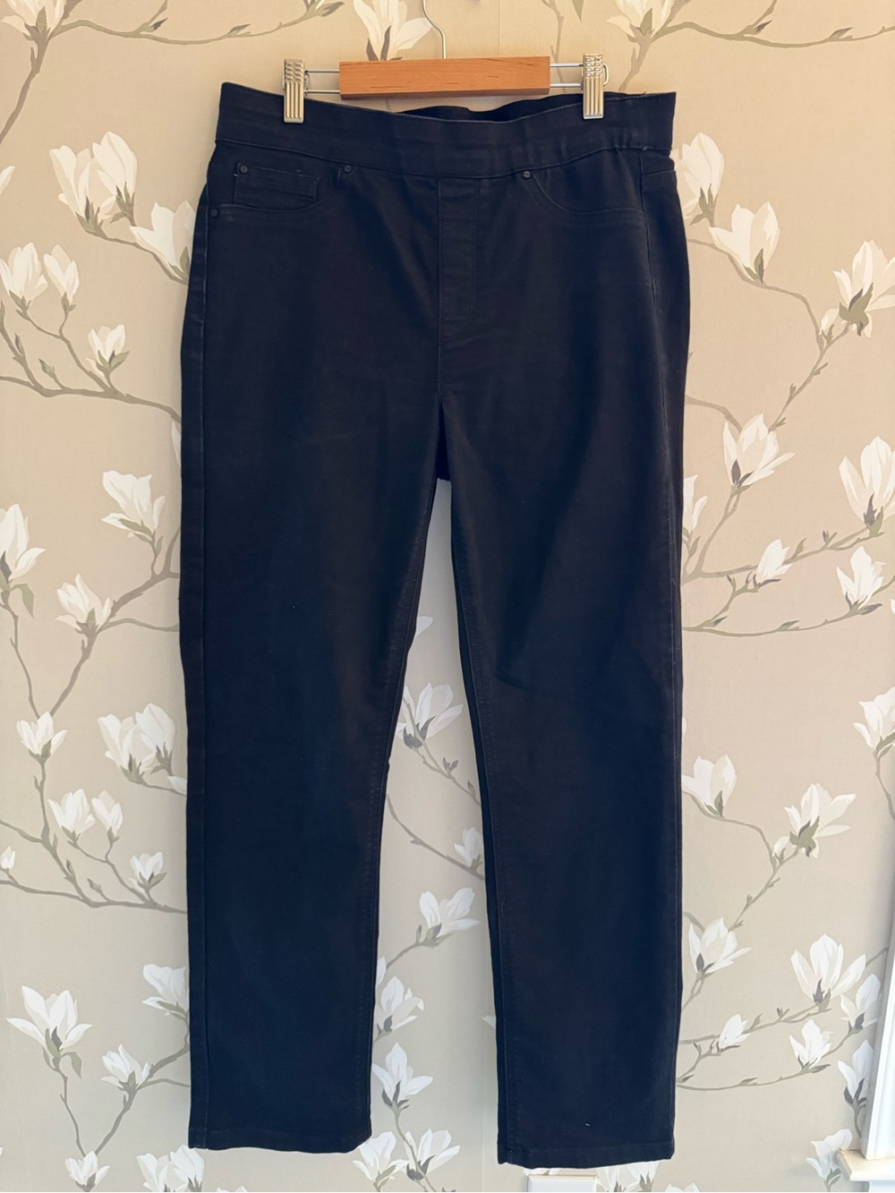 Jones New York Women's Straight-Leg Jeans in Black